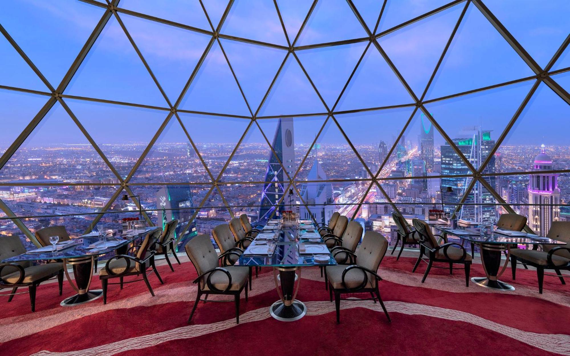 Mandarin Oriental Al Faisaliah, Рияд Екстериор снимка The Dome, the highest bar in the Middle East