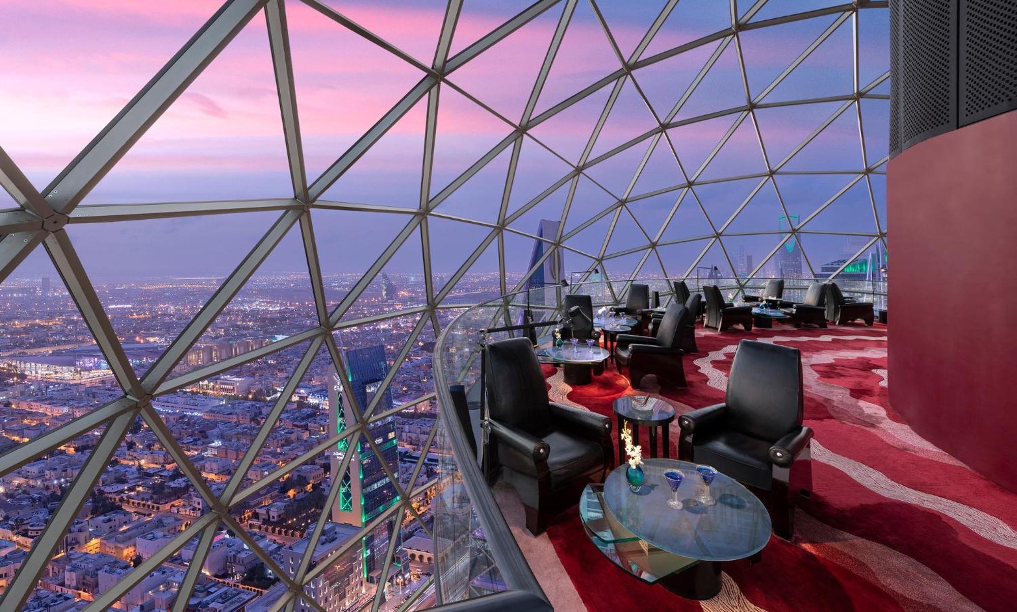 Mandarin Oriental Al Faisaliah, Рияд Екстериор снимка The 360° view from the lounge