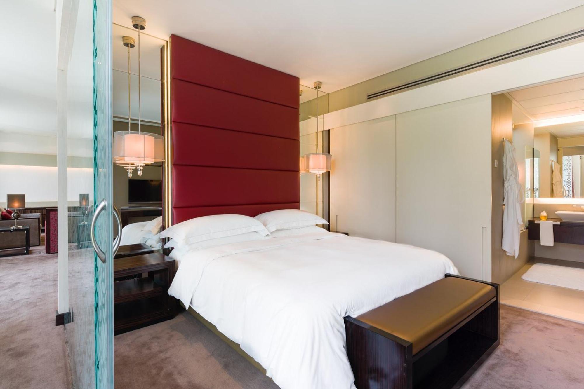 Mandarin Oriental Al Faisaliah, Рияд Екстериор снимка A bedroom at the hotel