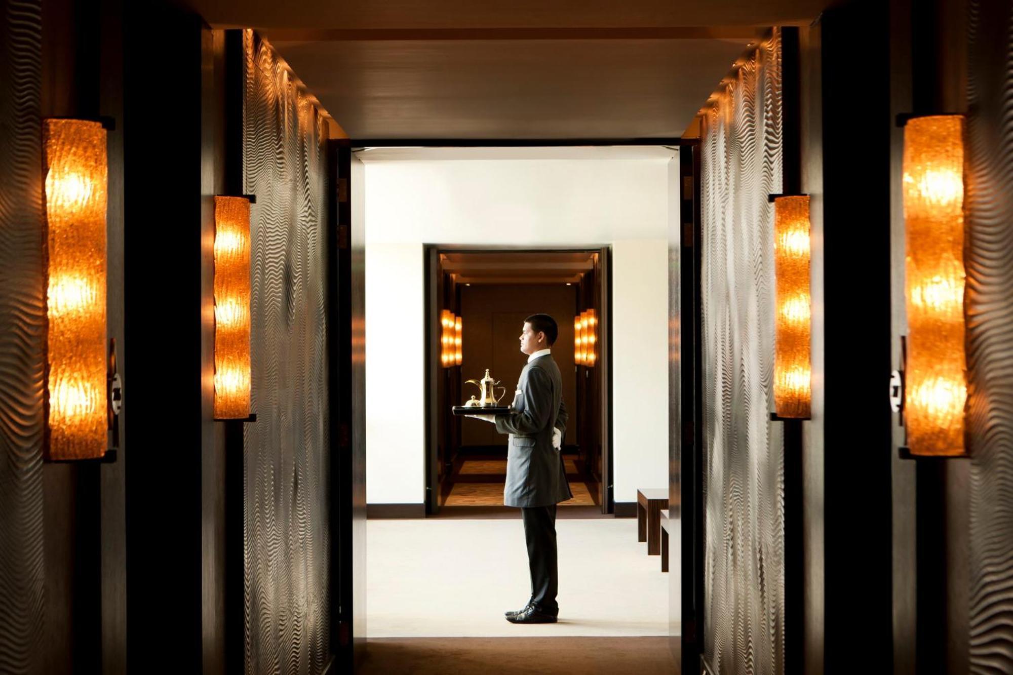 Mandarin Oriental Al Faisaliah, Рияд Екстериор снимка A butler at the Mandarin Oriental, Hong Kong