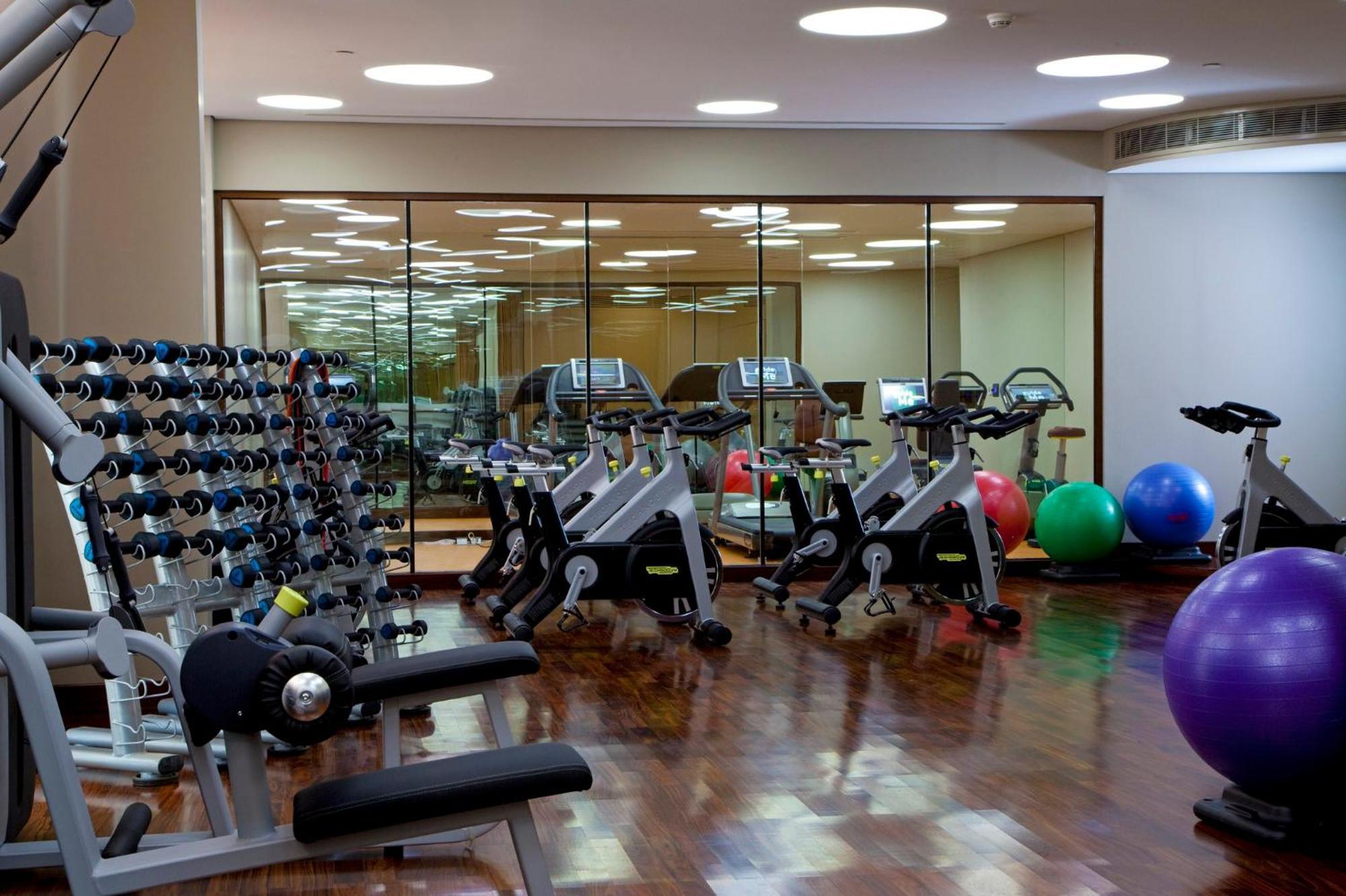Mandarin Oriental Al Faisaliah, Рияд Екстериор снимка The gym at the Four Seasons Hotel, London