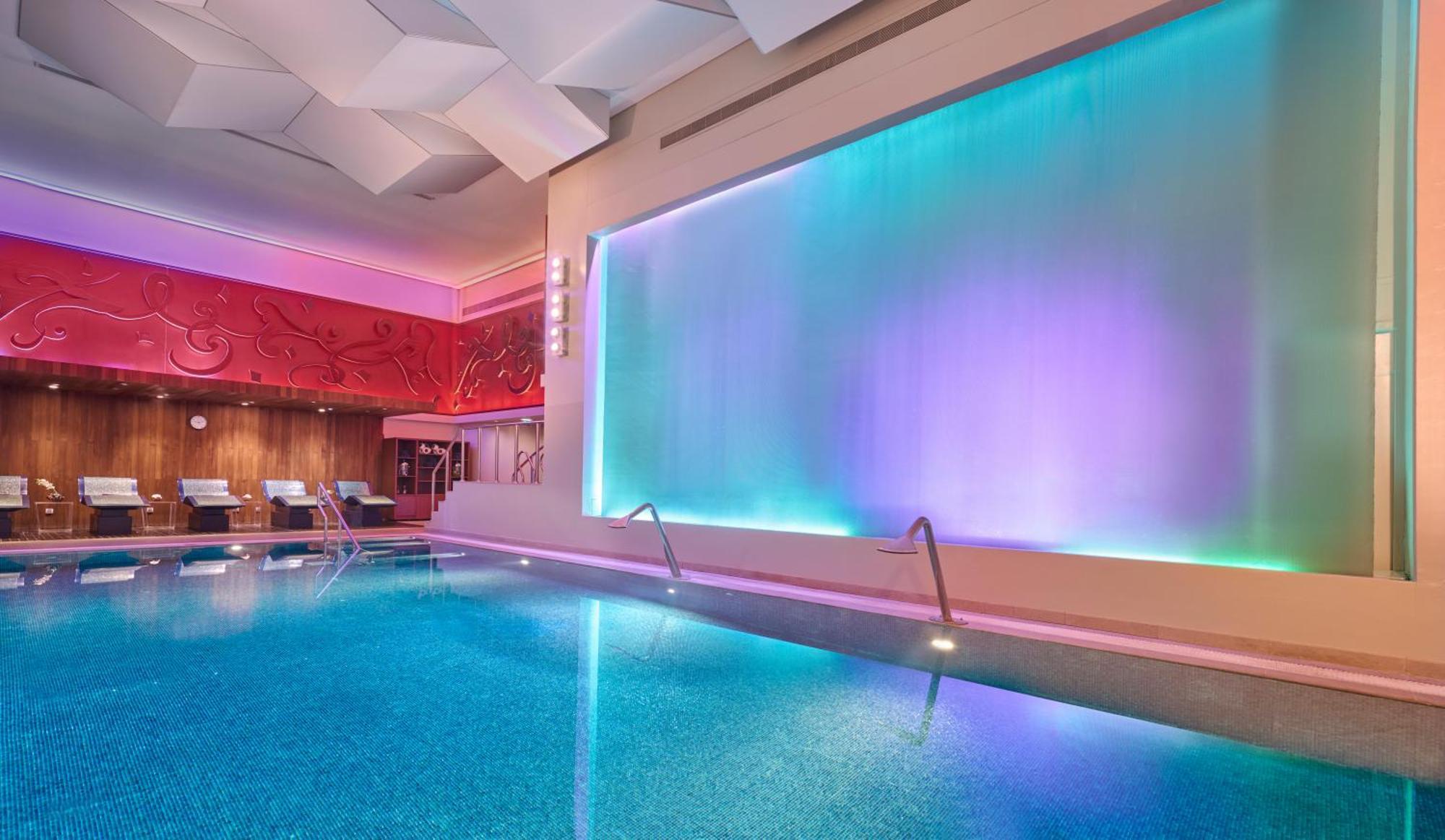 Mandarin Oriental Al Faisaliah, Рияд Екстериор снимка The pool at the Mandarin Oriental, Munich